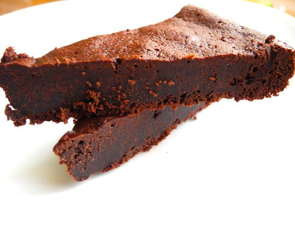 Вынимаем его из духовки, остужаем. Не надо пугаться, что он опадет, так и должно быть.Оставляем в холодильнике минимум на 1 час (я оставляла на ночь), а затем вынимаем и режем на  порционные кусочки.
