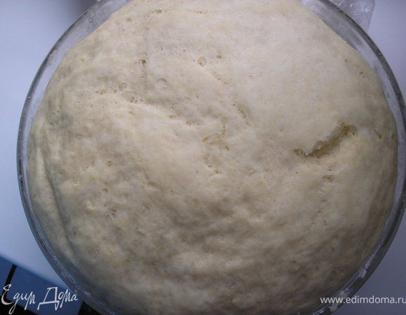 Тесто ставим в теплое место на 1,5-2 часа, должно поднятся приблизительно в 3 раза. (А пахнуть как будет тесто!!!).