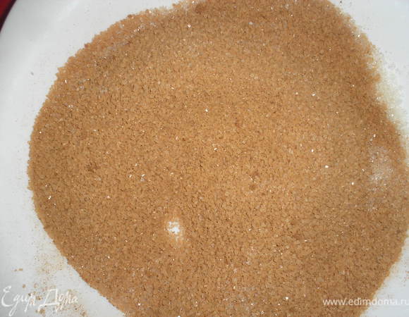 Готовим начинку: сахар смешиваем с корицей.