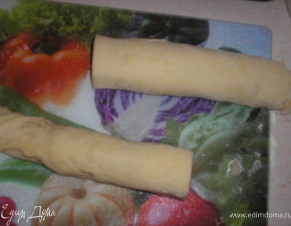 Скатываем тесто в рулет.