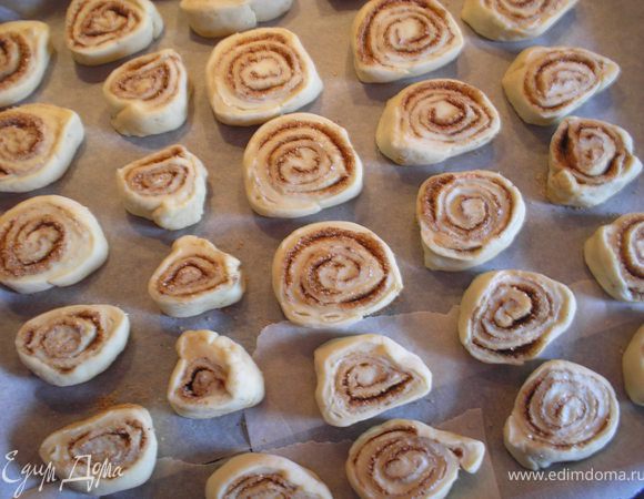 Разрезаем рулет на кусочки шириной прибл.1 см и выкладываем на противинь, застеленный пергаментом. Между булочками оставляем место, потому-что они будут расти в духовке.