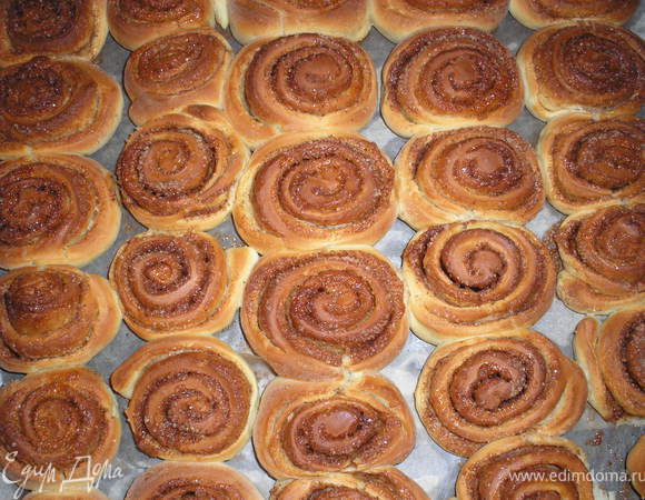 Оставляем еще булочки подниматся на 15 минут. Ставим в разогретую духовку при темп.180 гр приблизительно на 20 минут. Проделываем тоже с другой частью теста.