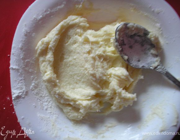 Пока пекутся булочки, готовим глазурь. Для этого смешиваем сахарную пудру, мягкое сливочное масло и крем-чиз. Крем-чиз можна заменить творожной массой иди отвешеной сметаной.