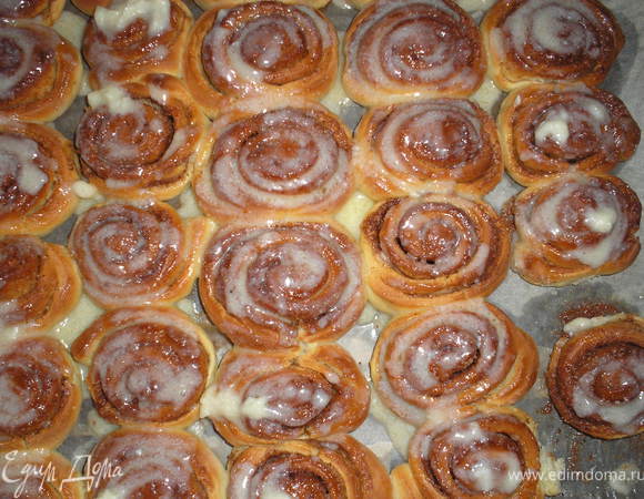 Вынимаем булочки из духовки, и пока они горячие, покрываем глазурью.