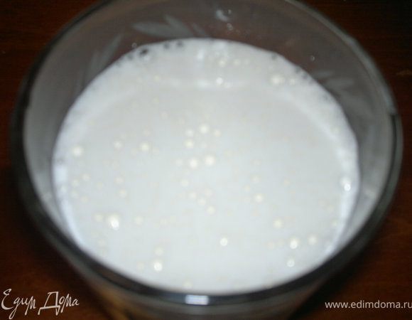 Часть сахара взбить с яйцом.