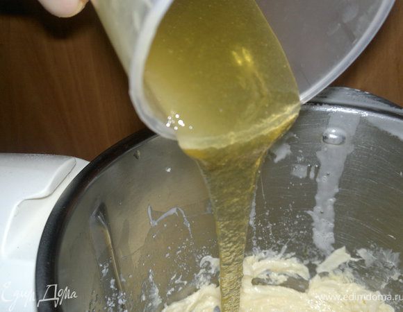 В масляную массу добавить соду(не гасим),мед, перемешать.