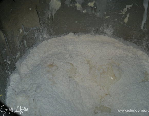 Всыпаем специи, цедру, муку, и перемешиваем до эластичности. Убираем в холодильник минут на 30.