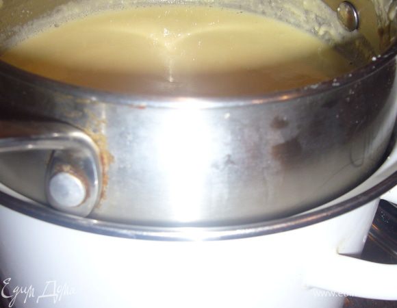 Всю массую проварить 10 мин,на водяной бане,добавь сахар помешивая деревянной ложкой.Чуть остудить.