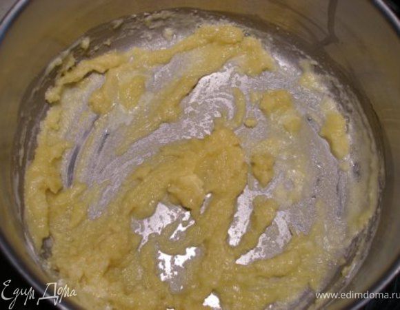 Сначала готовим соус бешамель. В кастрюле на маленьком огне растапливаем масло и подсыпаем муку. Перемешиваем деревянной ложкой. 