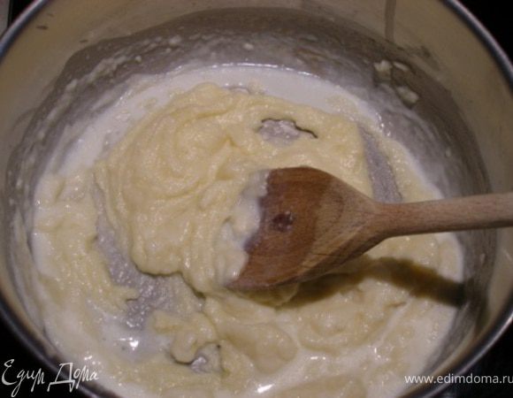 Постепенно добавляем молоко, постоянно помешивая, чтобы не было комочков.