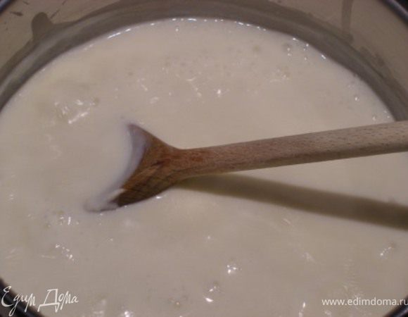 ...пока не используем все молоко. Соус должен получиться умеренно густой. Посолить. Традиционно к бешамель добавляется еще мускатный орех, но я его не люблю, поэтому не добавляю. Зато часто добавляю белое сухое вино - 3 ст. л.