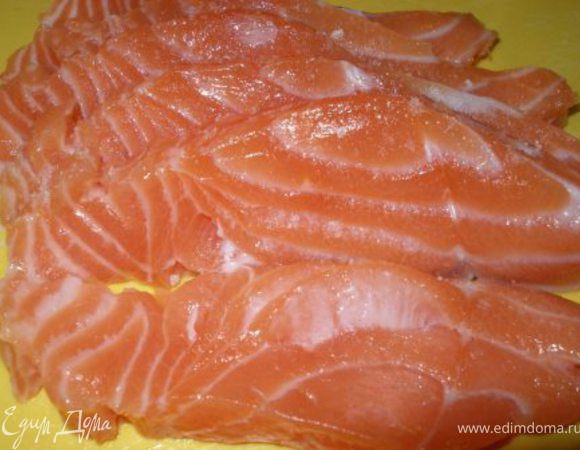 Семгу освобождаем от косточек (если вдруг есть) и нарезаем на 6 кусков. Немного солим.