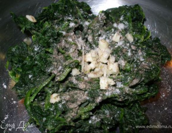Шпинат заранее размораживаем и очень хорошо отжимаем, чтобы не было лишней жидкости. Солим, перчим и смешиваем с измельченным чесноком. По желанию можно добавить к шпинату и томаты - я иногда так и делаю.