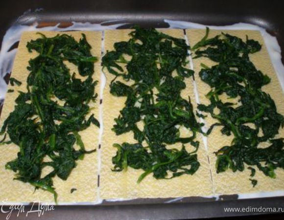 Дно формы смазываем соусом, выкладываем три листка теста, сверху - шпинат.