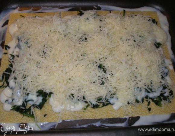 Шпинат поливаем соусом и посыпаем щедро пармезаном.