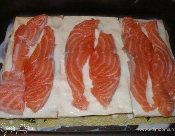 Ложим еще три листка теста, поливаем соусом (желательно, чтобы он полностью покрывал каждый листок теста, тогда лазанья хорошо пропечется), выкладываем рыбу.
