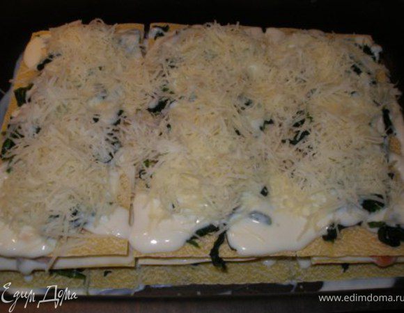 Выкладываем очередной слой теста, шпината, соуса и пармезана.