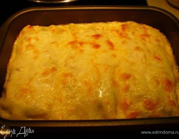 Ставим в духовку на 40-50 мин. Первые 30 мин. готовим при t 180 С, за это время лазанья должна приобрести золотистый цвет благодаря пармезану. Далее уменьшаем t до 150С (или даже 120 С) и доводим блюдо до готовности.