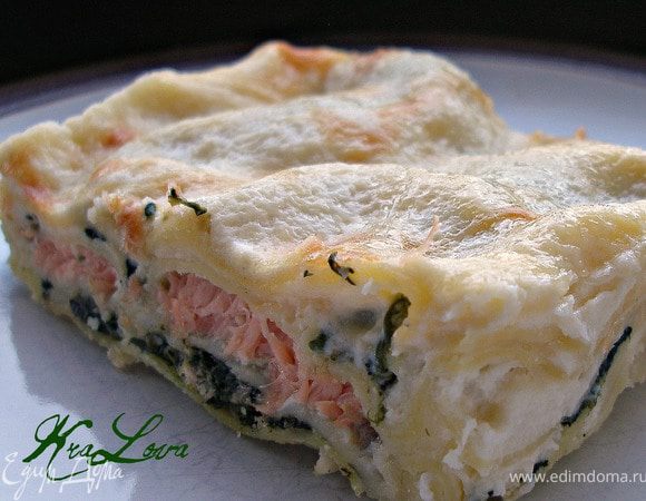 Прежде чем резать, дайте лазаньи немного остыть - минут 10. Если порезать ее горячую, то она будет выглядеть не лучшим образом. 