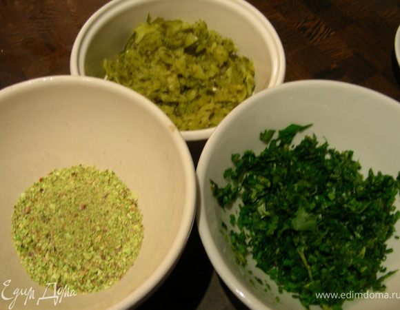 Измельчаем в блендере по отдельности корнишоны, травы, фисташки и выкладываем их в 3 тарелки. 