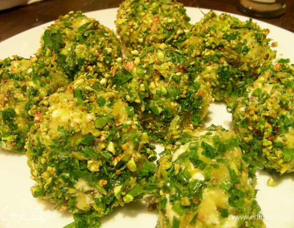 Из козьего сыра формируем небольшие шарики ( я это делала мокрыми руками) и по очереди обваливаем их в 3 посыпках. До подачи держим в холодильнике. Приятного аппетита)))
