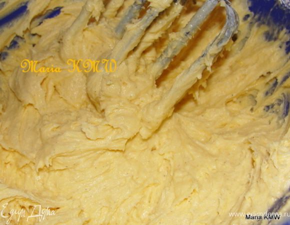 Духовку предварительно разогреваем до 200 градусов.
Сливочное масло взбиваем с ванильным и обычным сахаром, добавляем 2 яйца и 4 желтка. Тщательно взбиваем. Просеиваем муку, крахмал, разрыхлитель и добавляем постепенно по 1 ст.л. к тесту. Тщательно перемешиваем. Тесто получается густое.