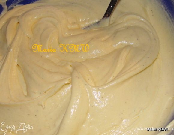 Взбиваем в отдельной посуде 4 охлажденных белка. И аккуратно вмешиваем в тесто. После этого тесто становится мягким и более глянцевым, воздушным.