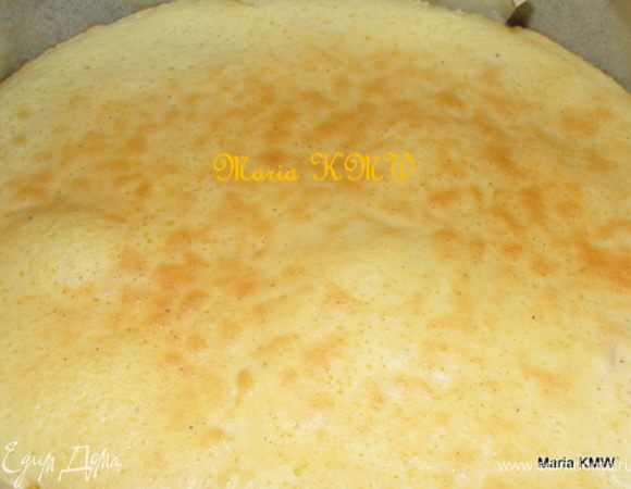 Далее можно выбрать разные формы для выпечки. Из данных я выпекала один пирог в 26 см форме, он не такой высокий, но для "уголков" высота оптимальная. Если вы хотите испечь высокий пирог, возьмите форму 16 см. Испеките 3 пирога и слепите их позже абрикосовым вареньем в "три этажа". Этот вариант больше будет похож на оригинальный.
Далее сам процесс выпечки. Смазать форму сливочным маслом, выложить 1-2 ст.л. теста(зависит от размера формы) и размазать его по форме.
Выпекаем 4 минуты до нежного румянца. Вынимаем из духовки, наносим следующий слой и выпекаем еще 4 минуты и так пока тесто не кончится. 