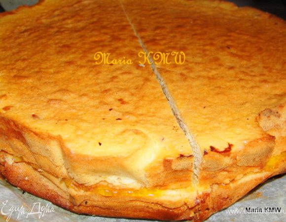 Последний слой выпекаем до золотистого цвета. Даем остыть и разрезаем пирог вдоль на две части. (На это фото видно и разрез поперек, но это уже след.шаг к уголкам....:)))