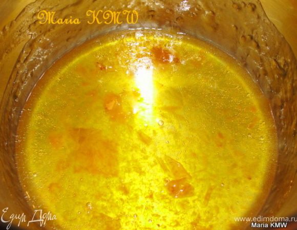 Нагреем абрикосовое варенье, протрем через сито и смажем нижний корж пирога.(Или же наши "3 этажа", если печете высокий баумкухен).