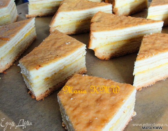 После режем наш пирог на кусочки - уголки.
Приготовим ганаш: разогреть сливки, добавить шоколад и сливочное масло. Вымешать венчиком в однородную массу. Дать слегка остыть и обмазать наши уголки ганашем. Охладить!