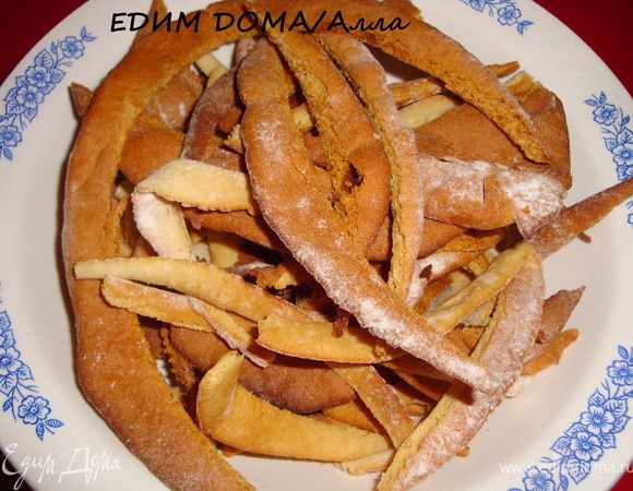 Образками от коржей не разбрасывайтесь: если вы дома не одни - обязательно найдутся охотники их стащить. Так вот, обрезки сильно не раздавайте, они нам еще пригодятся.