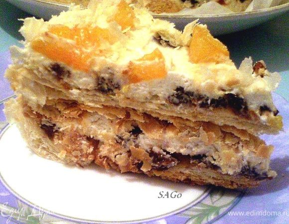 А вот фото разреза, когда коржи не делились на две части, а прослаивались просто два коржа целиком. Это вариант для тех, кто любит торты посуше, с ярко выраженной слоёной текстурой. Количество крема в этом случае можно уменьшить на четверть.