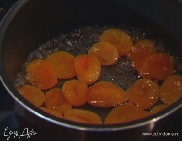 Курагу поместить в небольшую кастрюлю, залить холодной водой так, чтобы она была покрыта, довести до кипения и варить 10 минут.