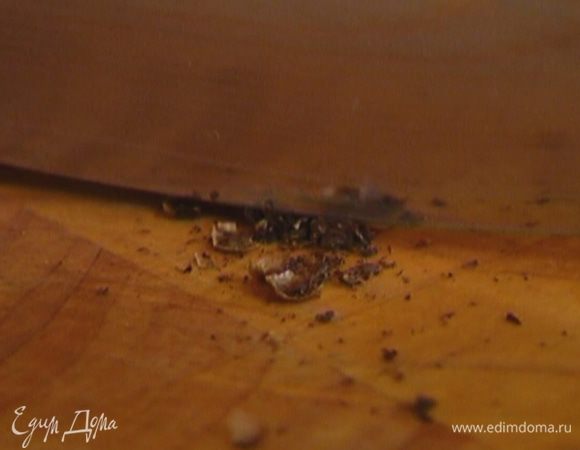 Гвоздику раздавить плоской стороной ножа и мелко порезать.