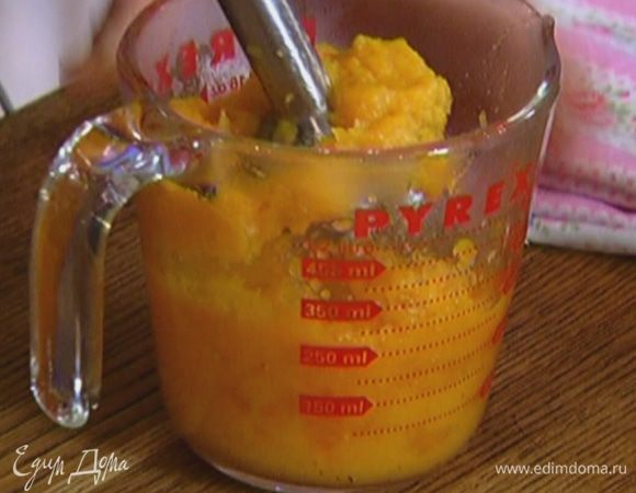 Жидкость, в которой варилась курага, слить и сохранить; курагу измельчить погружным блендером в пюре. Если масса получится очень густой, влить немного жидкости.