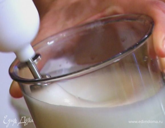 Белки взбить миксером в крепкую пену.