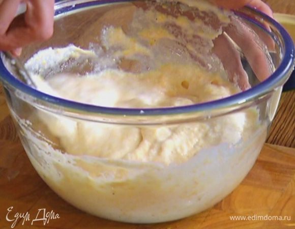 Половину взбитых белков вмешать в курагу, затем добавить оставшиеся белки и еще раз перемешать.