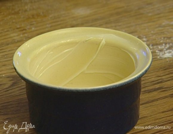 Небольшие керамические формочки смазать сливочным маслом, присыпать дно оставшимся сахаром.