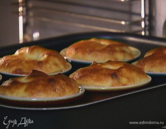 Разложить суфле в формочки, поместить их в противень, наполовину заполненный горячей водой, и отправить в разогретую духовку на 20 минут.