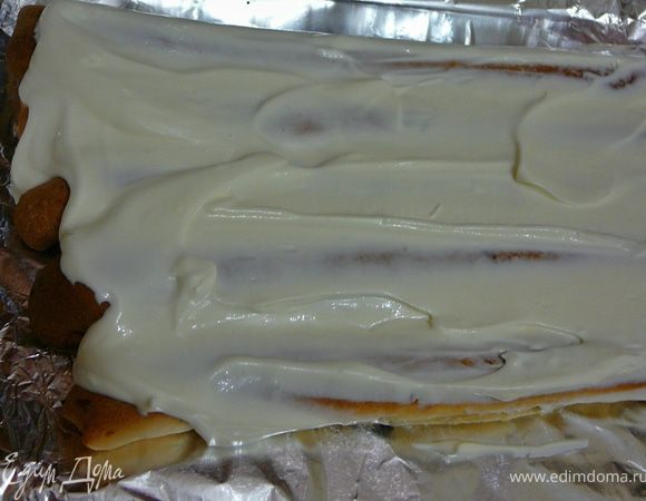 Выкладываем трубочки.Первый слой 5 трубочек(чередуем вишня,мак,творог).Перемазываем кремом,заполняя пустоты между трубочками.  