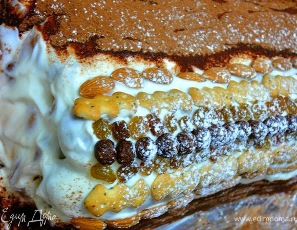 Обильно смазываем бока и верх кремом.Украшаем по желанию.Можно присыпать тертым шоколадом,можно присыпать какао.