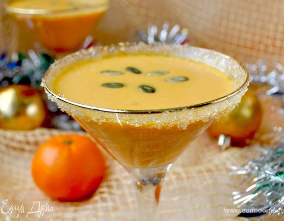 Готовый суп разлить по креманкам (фужерам, бокалам), украсить тыквенными семечками или орешками и подавать! Очень нежно, вкусно и необычно! Приятного аппетита! И с наступающим Новым годом!