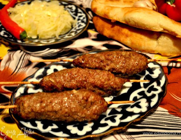 Готовые "люля-кебабы" подаём с салатом из свежего лука с уксусом,маслом и специями и лепёшкой! Гарнир не нужен,уверяю!!! Приятного аппетита!!!