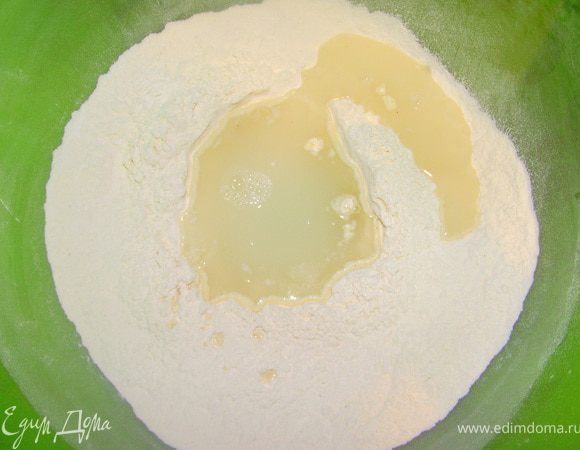 Просейте муку и смешайте её с солью и мускатным орехом. Добавьте 150 мл холодной воды и замесите тесто.