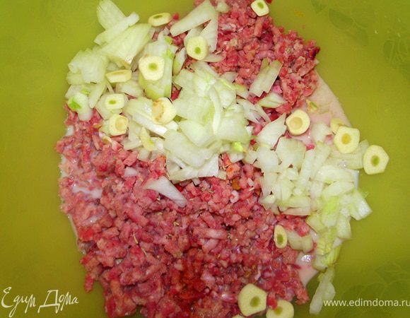 Сделайте фарш из мяса. Порежьте в ёмкости лук чеснок и готовый фарш. Посолите поперчите.