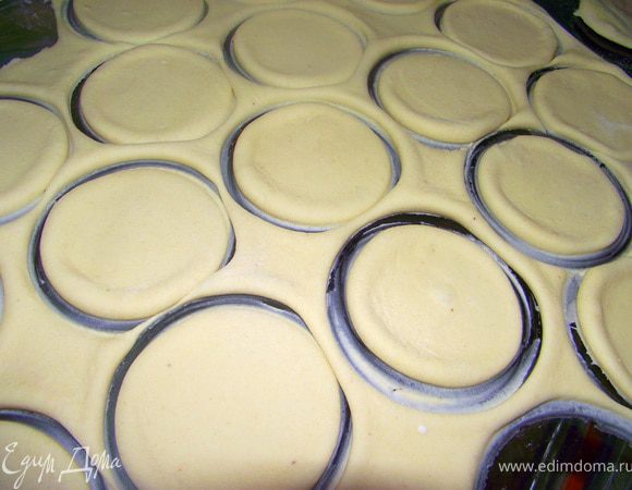 Посыпьте на поверхность для раскатывания муки, тесто раскатайте толщиной 2 мм. Нарежьте тесто кружочками.