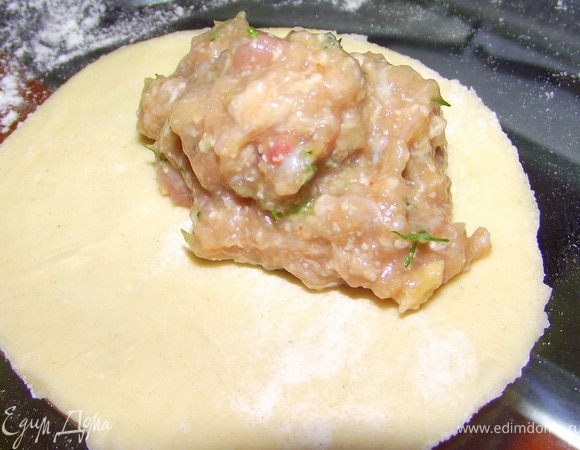 Положите фарш чайной ложкой на половинку круга.