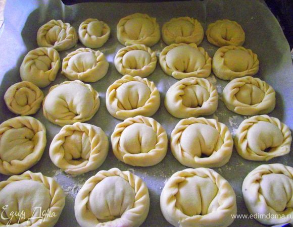 Сложите пельмени на присыпанную мукой поверхность и отправьте их в холодильник для заморозки.