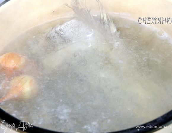 Рыбу необходимо отварить. Для вкуса добавим в воду пару небольших головок репчатого лука. По желанию рыбу можно приготовить на пару. Но из готового рыбного бульона можно потом и супчик вкусный сварить))